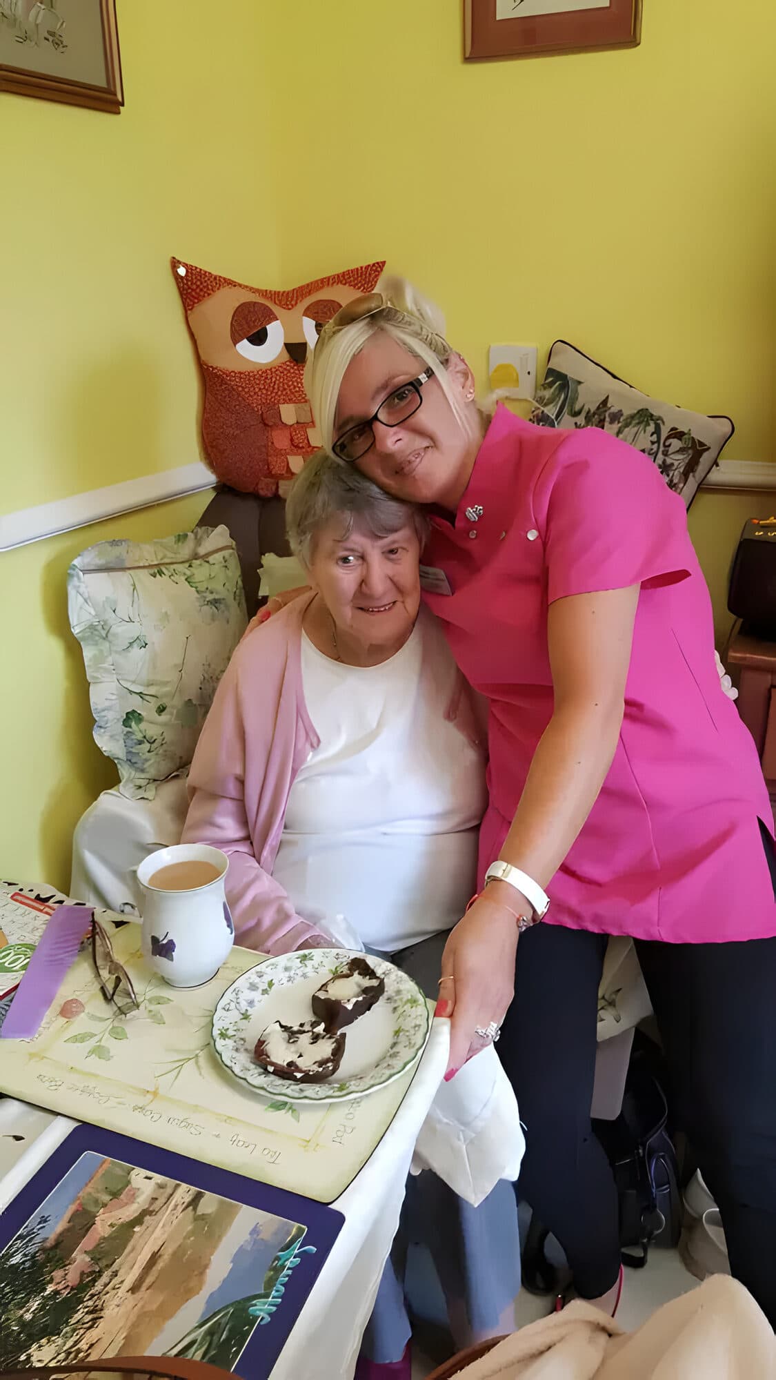 A Debbie Anne's carer hugging a client during a mealtime visit
